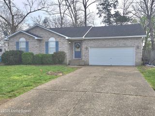 220 Tara Cir, Shepherdsville, KY 40165
