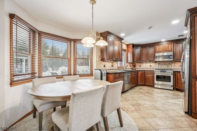 8 Kelly Dr, Roxbury Twp., NJ 07876