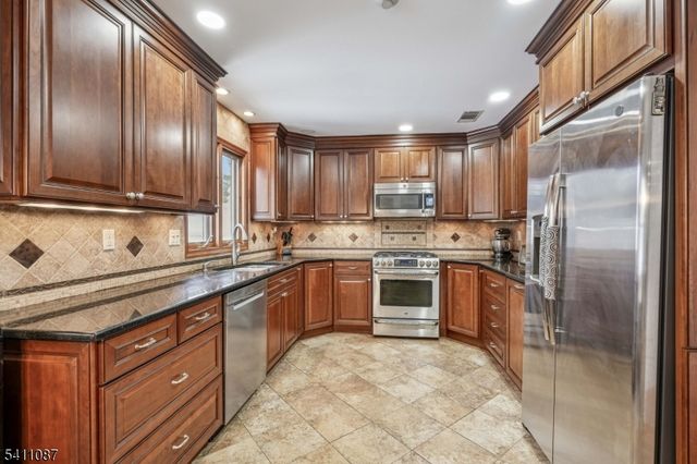 8 Kelly Dr, Roxbury Twp., NJ 07876