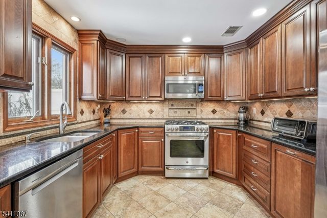 8 Kelly Dr, Roxbury Twp., NJ 07876