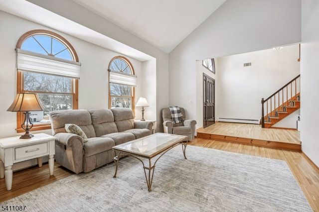 8 Kelly Dr, Roxbury Twp., NJ 07876