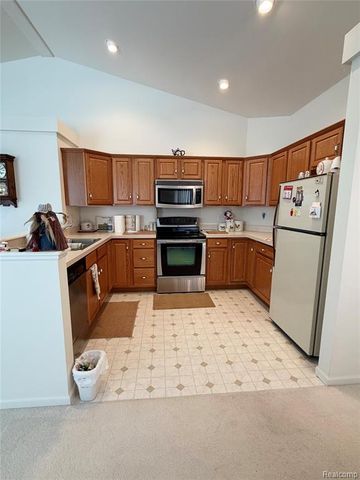 100 Aberdeen Drive 36, Flushing, MI 48433