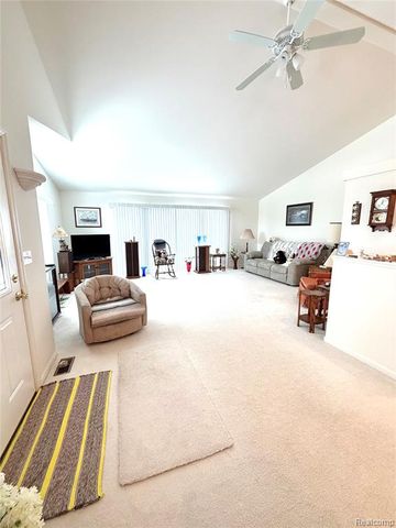 100 Aberdeen Drive 36, Flushing, MI 48433