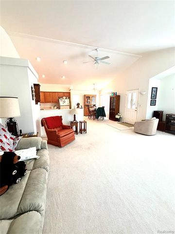 100 Aberdeen Drive 36, Flushing, MI 48433