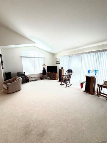 100 Aberdeen Drive 36, Flushing, MI 48433