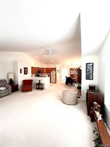 100 Aberdeen Drive 36, Flushing, MI 48433