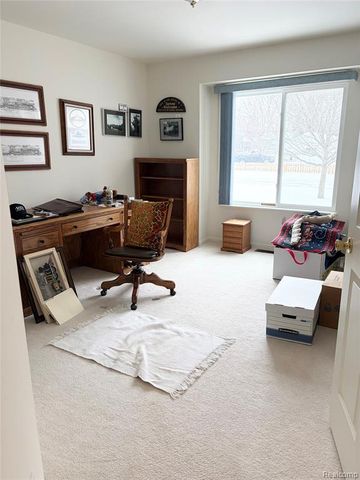 100 Aberdeen Drive 36, Flushing, MI 48433