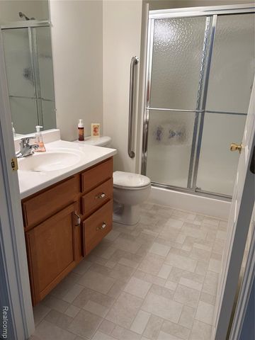 100 Aberdeen Drive 36, Flushing, MI 48433