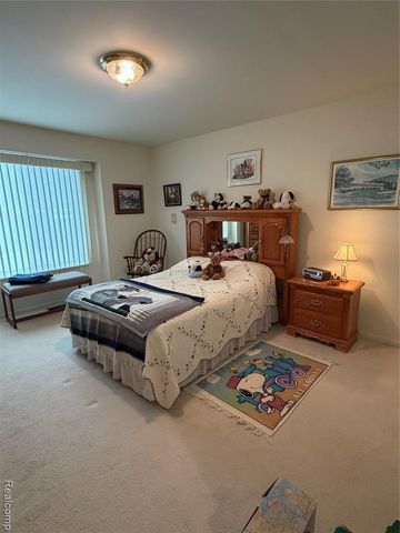 100 Aberdeen Drive 36, Flushing, MI 48433