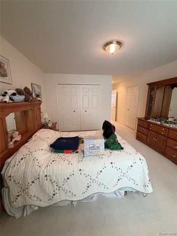 100 Aberdeen Drive 36, Flushing, MI 48433