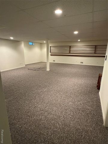 100 Aberdeen Drive 36, Flushing, MI 48433