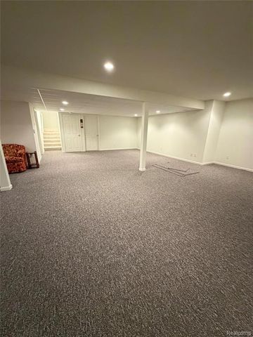 100 Aberdeen Drive 36, Flushing, MI 48433