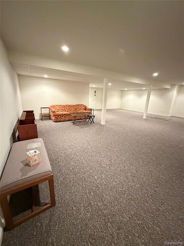 100 Aberdeen Drive 36, Flushing, MI 48433