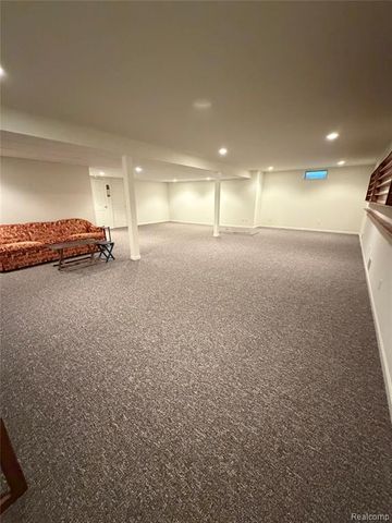 100 Aberdeen Drive 36, Flushing, MI 48433