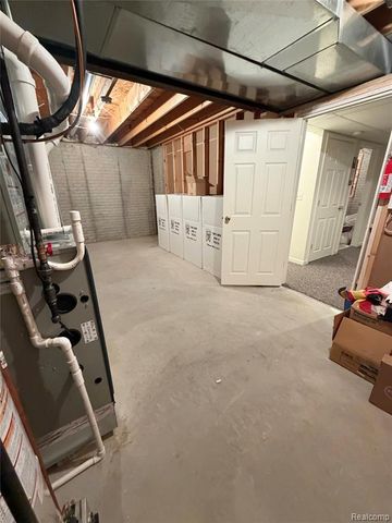 100 Aberdeen Drive 36, Flushing, MI 48433