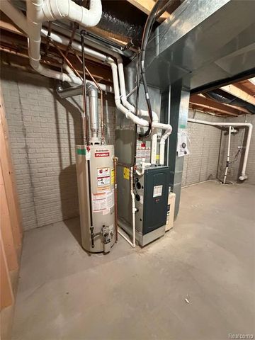 100 Aberdeen Drive 36, Flushing, MI 48433