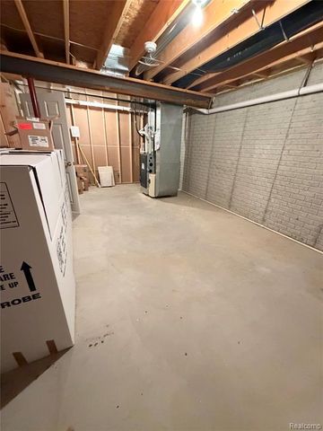 100 Aberdeen Drive 36, Flushing, MI 48433