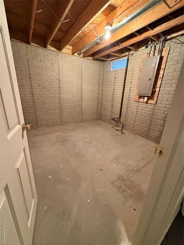 100 Aberdeen Drive 36, Flushing, MI 48433