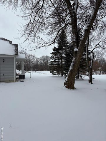 100 Aberdeen Drive 36, Flushing, MI 48433