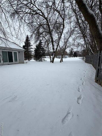100 Aberdeen Drive 36, Flushing, MI 48433