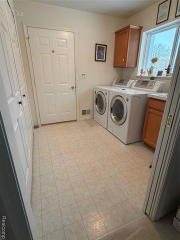 100 Aberdeen Drive 36, Flushing, MI 48433