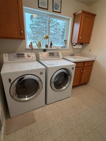 100 Aberdeen Drive 36, Flushing, MI 48433