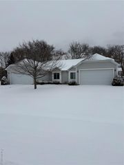 100 Aberdeen Drive 36, Flushing, MI 48433