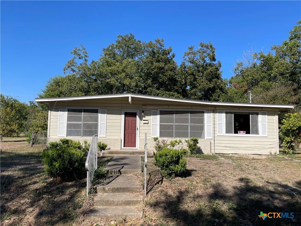 702 Short Avenue, Seguin, TX 78155