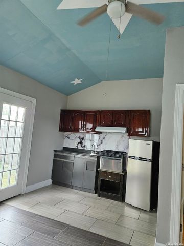4814 LOST HILLS DR, Elmendorf, TX 78112