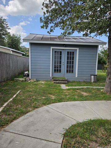 4814 LOST HILLS DR, Elmendorf, TX 78112