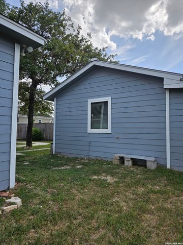 4814 LOST HILLS DR, Elmendorf, TX 78112