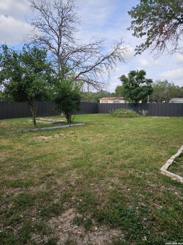 4814 LOST HILLS DR, Elmendorf, TX 78112