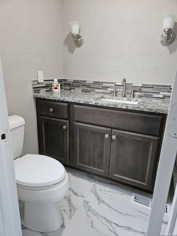 4814 LOST HILLS DR, Elmendorf, TX 78112