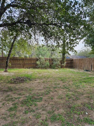 4814 LOST HILLS DR, Elmendorf, TX 78112