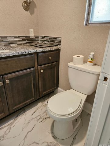 4814 LOST HILLS DR, Elmendorf, TX 78112
