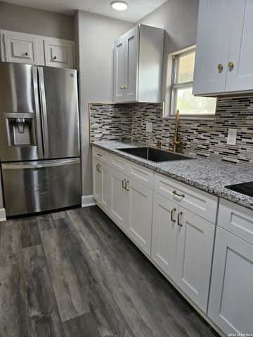 4814 LOST HILLS DR, Elmendorf, TX 78112