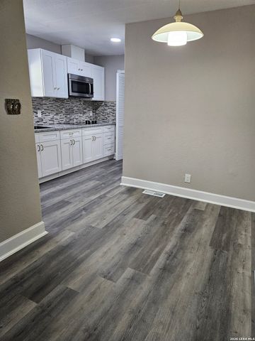 4814 LOST HILLS DR, Elmendorf, TX 78112