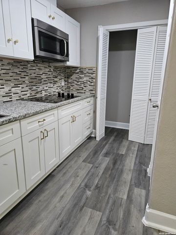 4814 LOST HILLS DR, Elmendorf, TX 78112