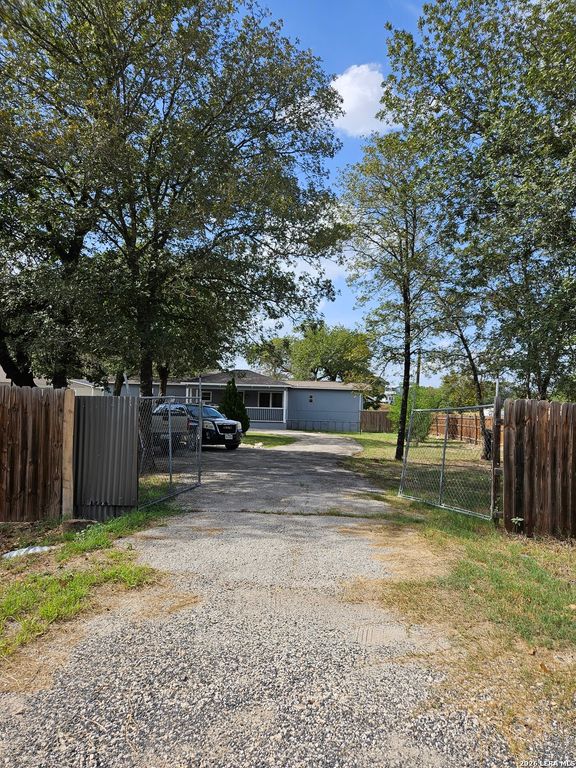 4814 LOST HILLS DR, Elmendorf, TX 78112