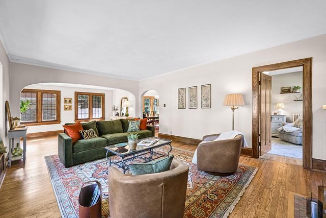 6131 Washington CIRCLE, Wauwatosa, WI 53213