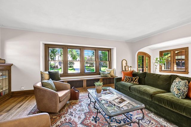6131 Washington CIRCLE, Wauwatosa, WI 53213