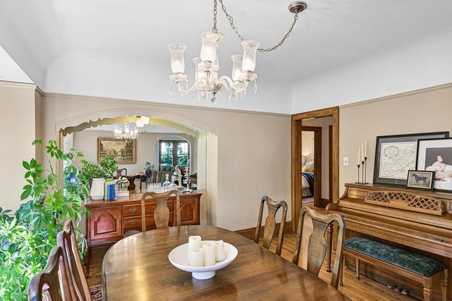 6131 Washington CIRCLE, Wauwatosa, WI 53213