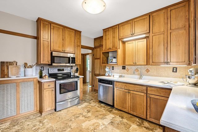 6131 Washington CIRCLE, Wauwatosa, WI 53213