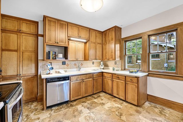 6131 Washington CIRCLE, Wauwatosa, WI 53213