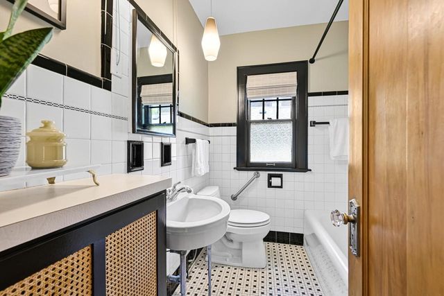 6131 Washington CIRCLE, Wauwatosa, WI 53213