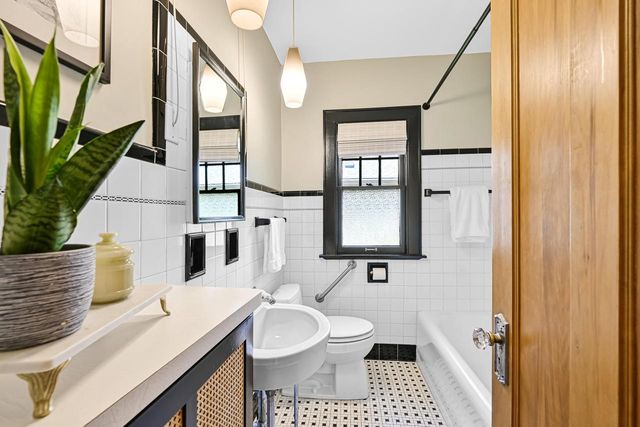 6131 Washington CIRCLE, Wauwatosa, WI 53213