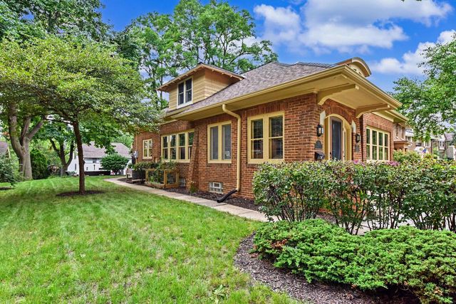 6131 Washington CIRCLE, Wauwatosa, WI 53213