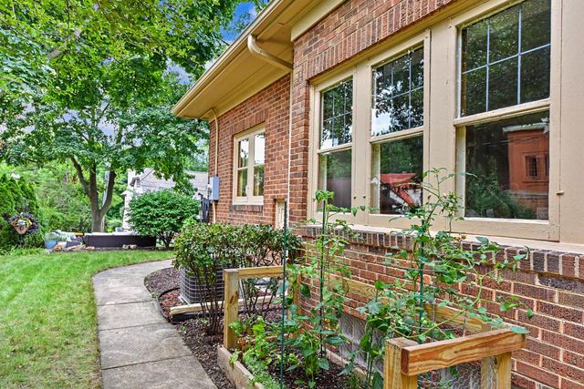 6131 Washington CIRCLE, Wauwatosa, WI 53213