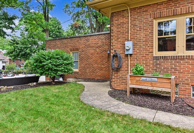 6131 Washington CIRCLE, Wauwatosa, WI 53213
