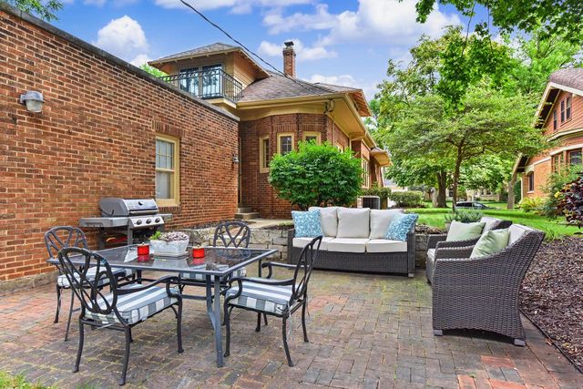 6131 Washington CIRCLE, Wauwatosa, WI 53213
